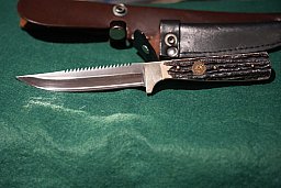 Klassischer Jagdnicker von Diefenthal mit Sägerücken für Sammler und Nutzer mit 2 Lederscheiden
