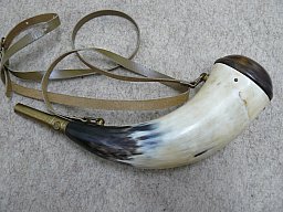 Schönes Pulverhorn, Pulverflasche aus Horn mit Messing-Dosierer und Lederriemen