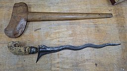 Kris mit aufwändiger Schnitzerei, antiker Dolch Sammlermesser Krummdolch kein