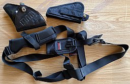 [QB] schwarzes Nylon-Schultergurtsystem von Bianchi, ein schwarzes Nylon-Holster und ein älteres, du