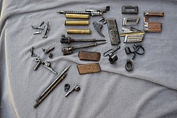 Sammelsurium an Ersatzteilen für Gewehre und Pistolen