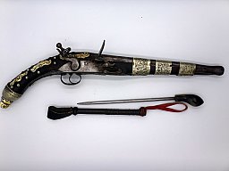 Steinschlosspistole und Punze, dekorative Objekte aus Afrika