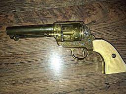 Colt SAA Peacemaker Westernrevolver. Aufwendig verziert mit Griffschalen in Elfenbeinoptik