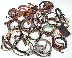 19 jagdliche Gewehrriemen. Leder geflochten, glatt, Knebelriemen, etc.
