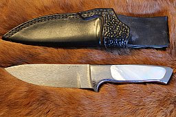 Hochwertiges handgefertigtes Damast Jagdmesser von Gerald Schedel mit Perlmutt Griff