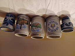 Bierkrüge mit teils Jagdmotieven