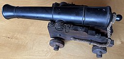 Dikar Spanien, Kal. 69, schussfähige Miniatur-Schiffskanone auf Holz-Lafette
