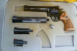Revolver Dan Wesson .357 Magnum mit drei Wechselläufen