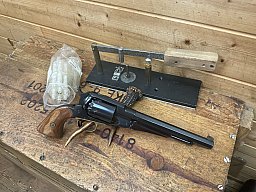 Vorderlader Schwarzpulver Revolver Santa Barbara Mod. New Model Army, Kal..44, mit Ladepresse!