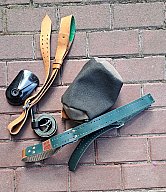 Konvolut: 2 Schießriemen (Thune und Anschütz), 1 Thune Schießhosengürtel, Kniendrolle, Diopterblende