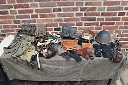 Militaria Konvolut Pistolenholster Pistolentaschen Stahlhelm
