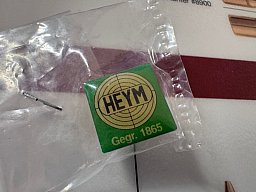 HEYM Pin mit Logo – gegr. 1865 – NEU OVP