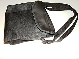 Schwarze Kunststofftasche für kleines Fernglas oder für Munitionstransport oder als