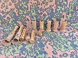 Panzerfaust Gefechtskopf-Befestigungen und Leitwerkreste, kein stg44, mp40, mg42