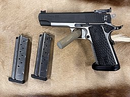 SIG Sauer 1911 Max Michel Pistole 9 mm, Leuchtkorn, 2 Magazine, Koffer