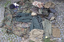 Militaria Konvolut Pistolentaschen Uniformen Tarn Gasmaske