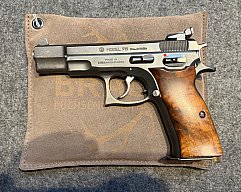 CZ Selbstladepistole – Kaliber 9 mm Luger – LPA-Visierung – Holzgriffschalen