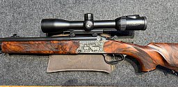 Blaser BS 95 Großkaliber-Bergstutzen – 9,3x74R / 6,5x55 SE – Holzklasse 8 – Eichenlaub-Vollgravur –