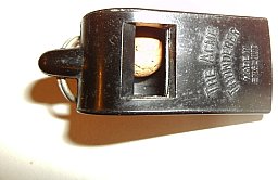 Trillerpfeife / Signalpfeife / Notfallpfeife mit Schlüsselring beschriftet „The Acme Thunderer“,