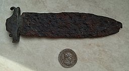 Römischer Dolch, sowie Silbermünze,Antoninian des Kaiser Caracalla