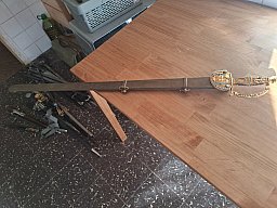 Ein Bogenschützenschwert mit vergoldeten und mit Steinen besetzten Steinen