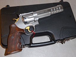 Smith & Wesson Revolver Mod. 629- Poly 1550. Kal. 44 Magnum.