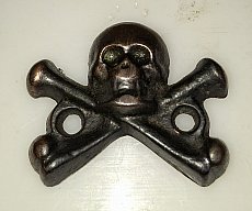 I WK -- Totenschädel mit gekreuzten Knochen -- Metall, Orig.