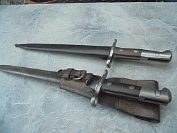 2 Schweizer Bajonette mit Scheide
