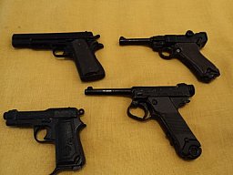 4 Miniatur Modellwaffen P08 ,Colt, Nambu, Beretta