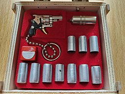 Xyhtos Mini Revolver in Holzkiste