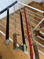Zwei Seitengewehre Kaiserliche Marine, Seebataillon, geätzte Klingen, mit Scheiden, Fundstück