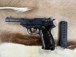 Walther P38 Pistole 9 mm Luger, Herstellercode ac 43, mit Magazin