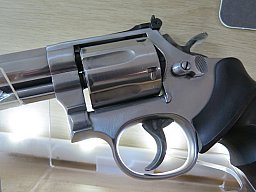 Smith & Wesson Revolver 686-4 Target Champion Deluxe, .357 Mag. mit NIL Griff, im großen S&W Koffer
