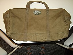 Wahrscheinlich BW Einsatztasche / Tragetasche aus strapazierfähigem Material in der Farbe oliv.