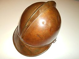 Schönes Dekorationsstück: Metallhelm, kupferfarben, rundum eine Art Ring als Abschluss halbrunder ab
