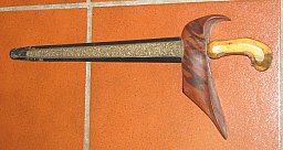 Ein Kris (auch Kriss oder indonesisch / malaiisch Keris ), ursprünglich aus Java