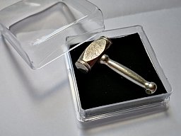 Böllerhammer Anstecker