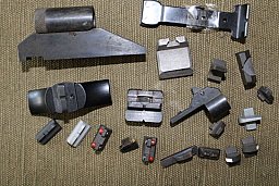 10 gebrauchte Korne und 10 gebrauchte Visiere aus Metall