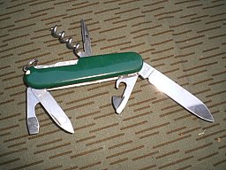 Schweizerisches Armeetaschenmesser grüne Griffschalen Jagdmotiv Officer Suisse