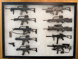 Große Heckler & Koch G36 Sammlung 1:6 – verschiedene G36 Varianten – Präsentationsbox