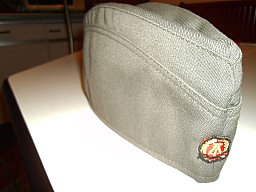 Schiffchen der NVA 1856 N, Größe 59, rechts davon ein Quadrat mit 33 beschriftet. Feldmützenartige,