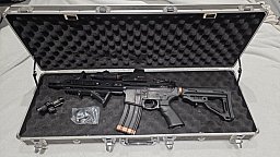 Airsoft Komplettset im Alu Koffer: ICS M4 S-AEG + 3 Pistolen + A-TACS + Volles Zubehör