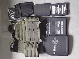 Warrior Assault System DCS Plate Carrier, Rucksack und Zebra Gefechtshelm