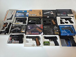 Große Softair-Sammlung – Sammlungsauflösung, 2 Langwaffen + 9 Pistolen - Colt, Sig Sauer AK 47 6mm