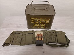 US 30-06 Munitionskiste Blech mit einem Bandoleer und 5 enthaltenen Clips a' 8 Patronen