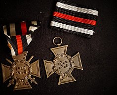 Frontkämpfer Ehrenkreuz, 2 Stück mit Band, Eisenteile, m. und ohne Schwerter, WK1