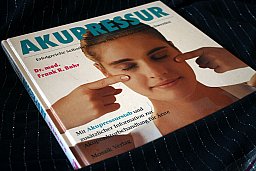 AKUPRESSUR - Erfolgreiche Selbstbehandlung bei Schmerzen und Beschwerden Dr. med. Frank R. Bahr