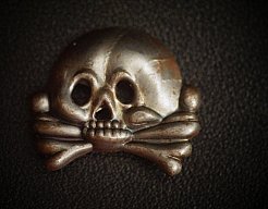 WK1 totenkopf, Eisenblech geprägt, magnetisch, grau getönt, auch Schaftmütze