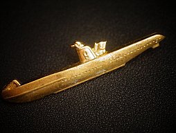 Kaiserliches U-Boot U-9 Abzeichen f. Angehörige, Bronze geprägt, vergoldet, WK1