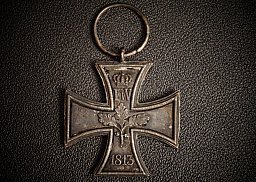 1813 Eisernes Kreuz, schlechter Zustand, teils offen, Eisenkern gestuft, magnetisch